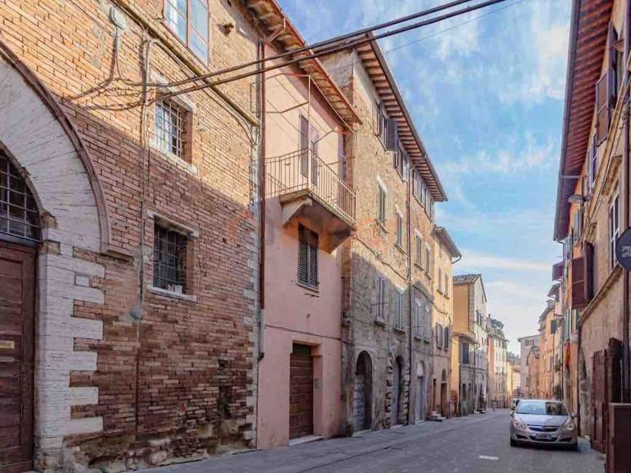 Perugia Home Apartment La Finestra Di Fronte Bagian luar foto